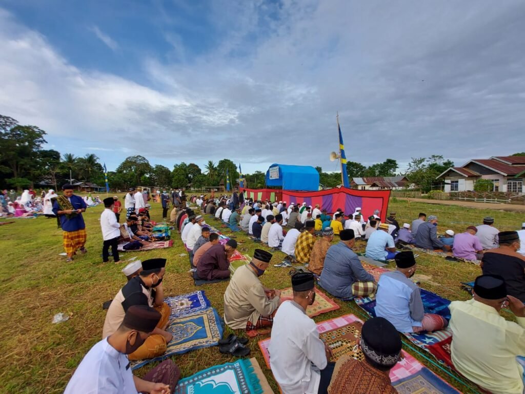 Suasana jemaah mendengarkan ceramah salat id di Lapangan Bola Desa Sopura, Kecamatan Pomalaa, Kabupaten Kolaka.