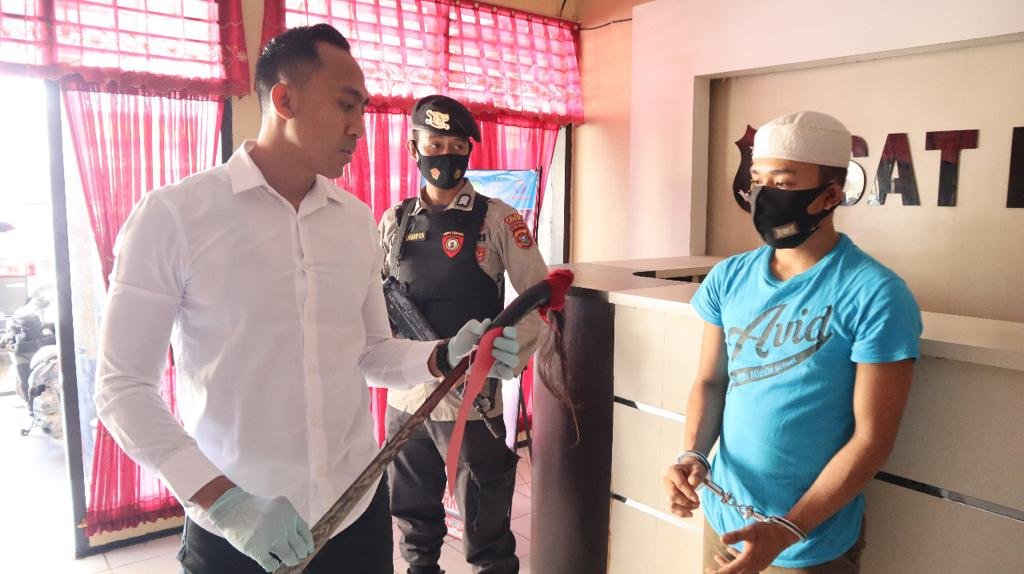 Kasat Reskrim Polres Kendari, AKP I Gede Pranata Wiguna saat menunjukkan barang bukti sebilah parang dalam konferensi pers.