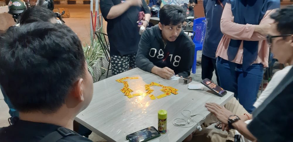 Suasana sengit Domino Tournament, di Vaporsix Kendari. Foto: Yusrin/Kendariinfo. (30/4/2021).