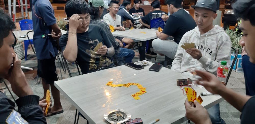 Suasana sengit Domino Tournament, di Vaporsix Kendari. Foto: Yusrin/Kendariinfo. (30/4/2021).