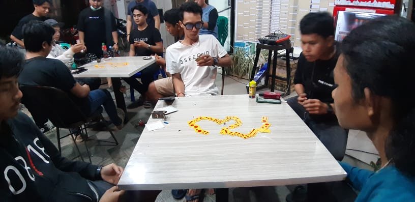 Suasana sengit Domino Tournament, di Vaporsix Kendari. Foto: Yusrin/Kendariinfo. (30/4/2021).