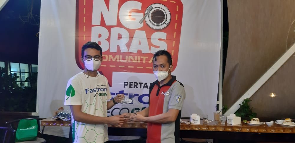 Penyerahan plakat dari HBC Sultra (kanan) kepada PT. Pertamina Lubricants (kiri).