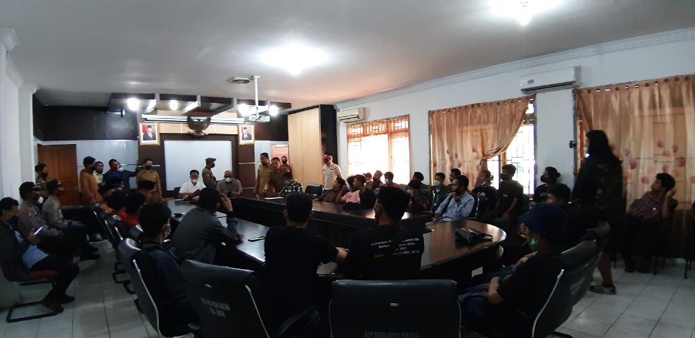 Pertemuan antara aliansi masyarakat korban PT OSS bersama Komisi III DPRD Provinsi Sultra.