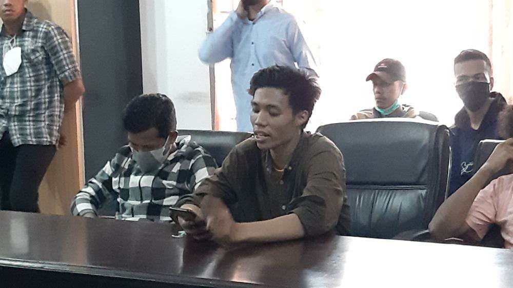 Ikhsan saat menyampaikan tuntutan di gedung DPRD Provinsi Sultra.