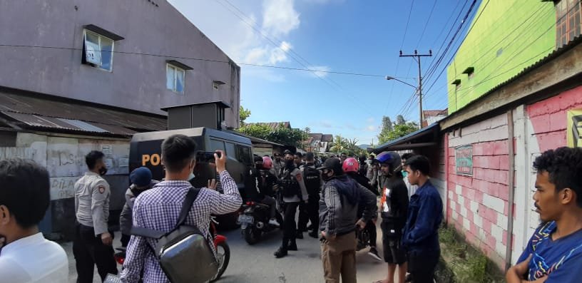 Pengendara yang membawa senjata tajam. Senjata tajam yang dibawa langsung diamankan.