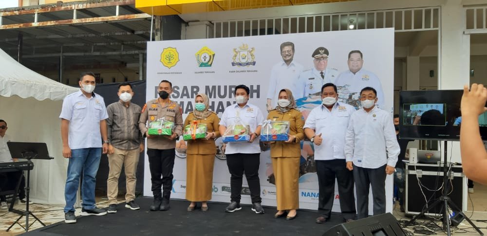 Foto bersama pengurus Kadin Sultra, bersama perwakilan Polda Sultra, Kadis Perindustrian dan Perdagangan, serta Ibu Wali Kota Kendari.