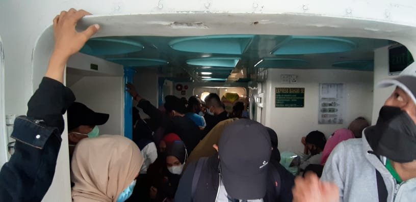 Penumpang kapal yang terlihat bediri di depan pintu kapal, saat kapal telah jalan. Foto: Yusrin/Kendariinfo. (5/5/2021).