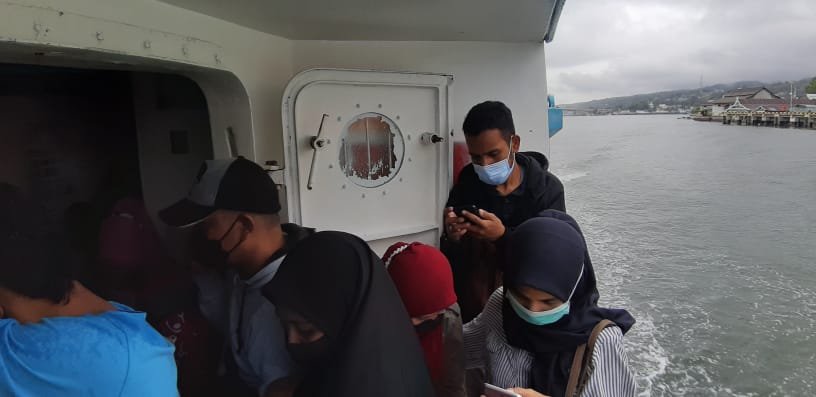 Penumpang kapal yang terlihat bediri di depan pintu kapal, saat kapal telah jalan. Foto: Yusrin/Kendariinfo. (5/5/2021).