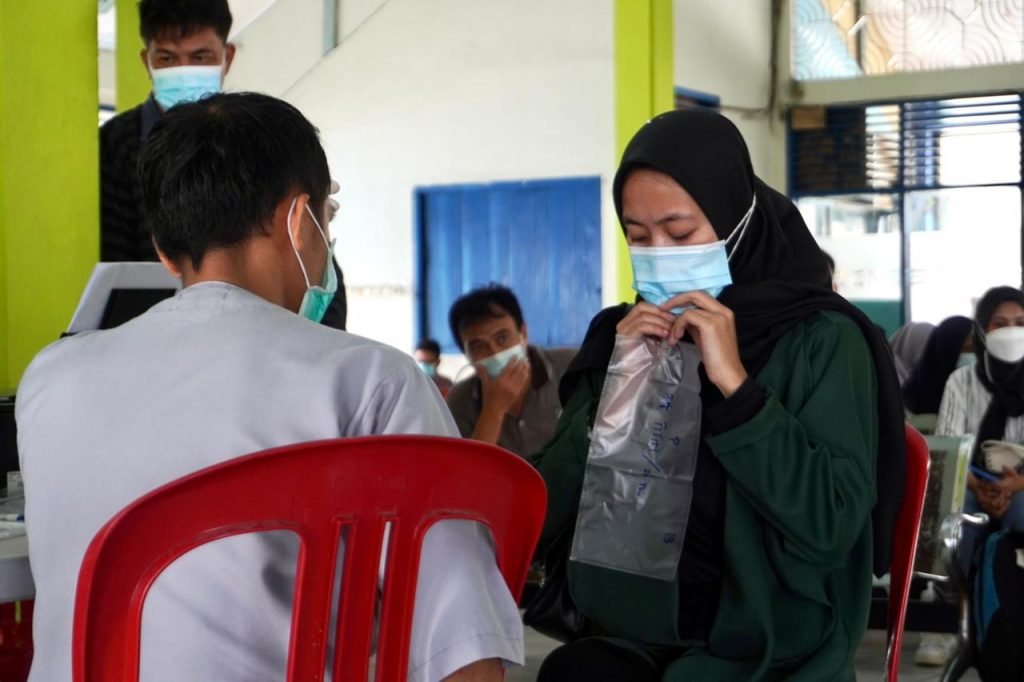 Penumpang yang menjalani Tes GeNose di Pelabuhan Nusantara Kendari. Foto: Bobi Nardi/Kendariinfo. (6/5/2021).