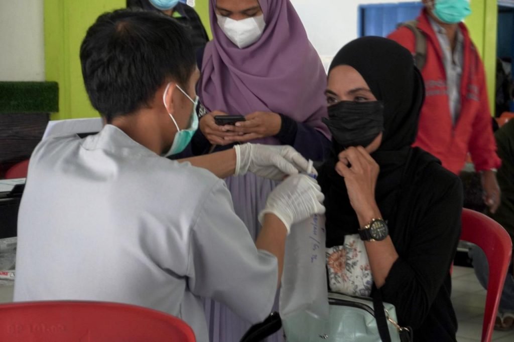 Penumpang yang menjalani Tes GeNose di Pelabuhan Nusantara Kendari. Foto: Bobi Nardi/Kendariinfo. (6/5/2021).
