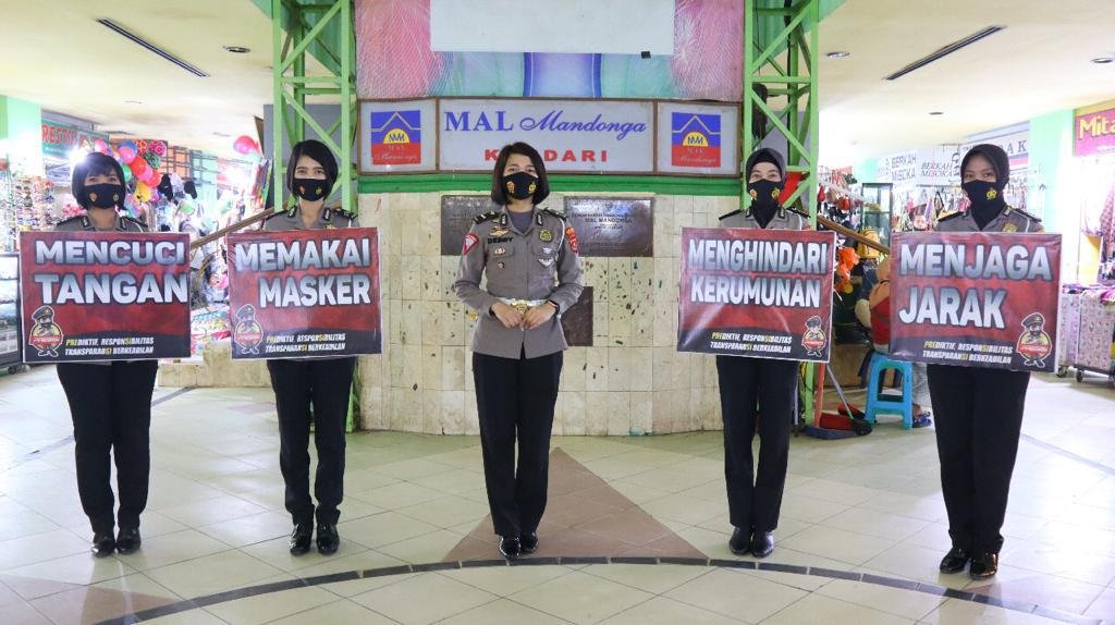 Personel wanita Polres Kendari melakukan edukasi dan imbauan protokol kesehatan Covid-19 di Mall Mandonga Kendari. Foto: Polres Kendari. (7/5/2021).