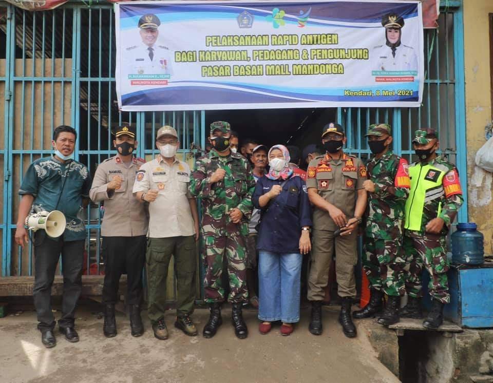 Pelaksanaan rapid antigen bagi karyawan, pedagang, dan pengunjung Pasar Basah Mall Mandonga.