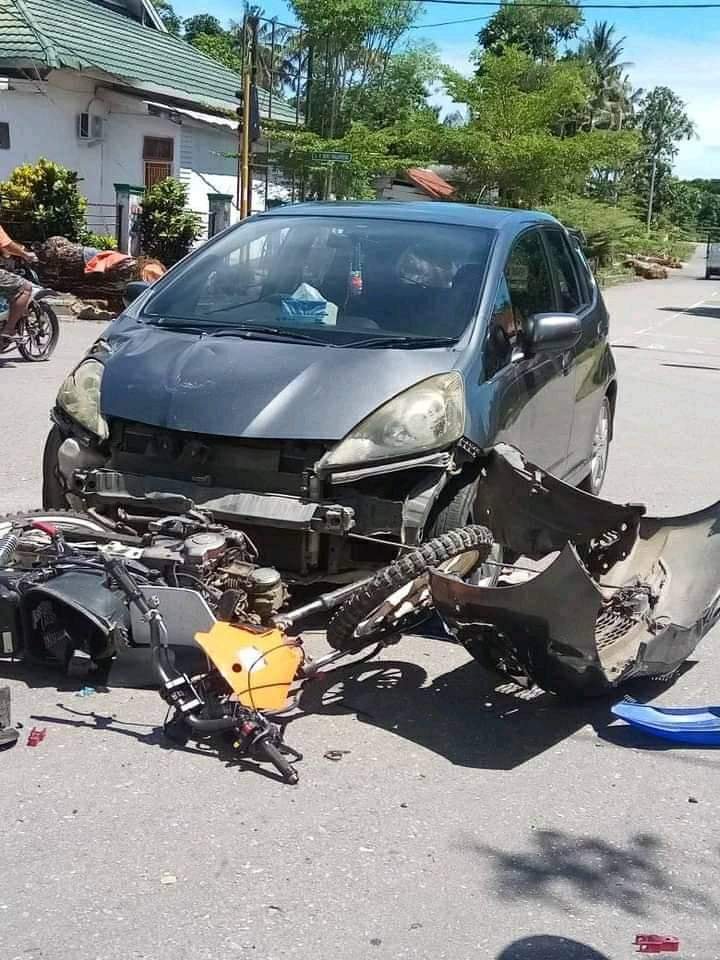 Kondisi mobil dan motor yang terlibat kecelakaan di Perempatan Puskesmas Lasusua, Kolaka Utara.