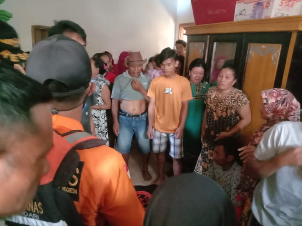 Penyerahan jasad korban Areson (35) ke pihak keluarga.