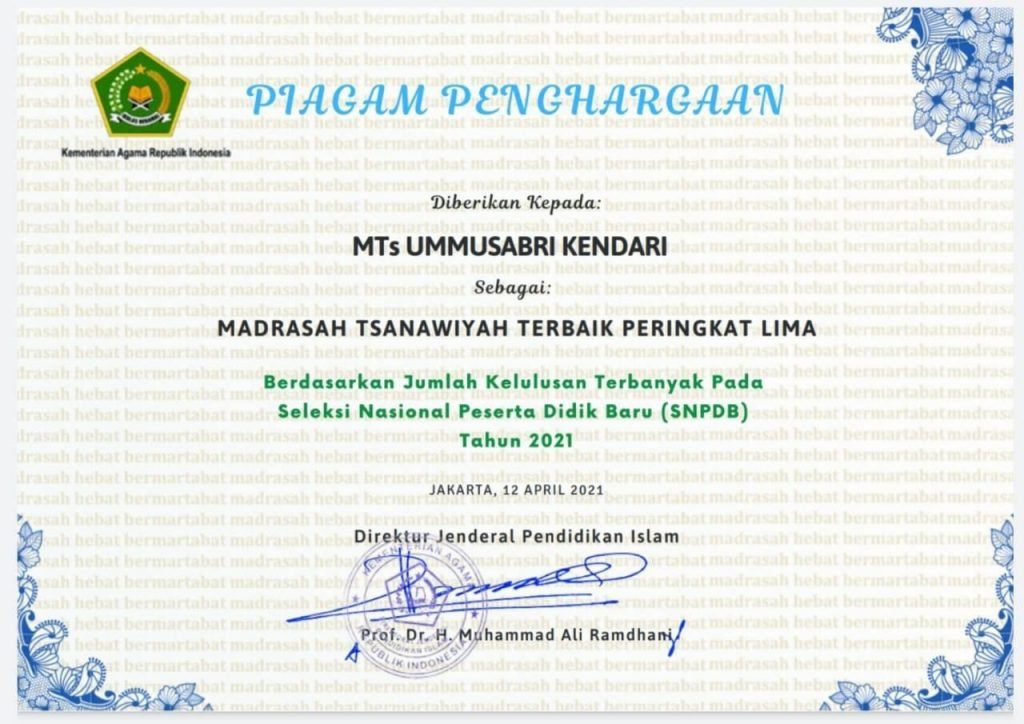 Piagam penghargaan MTs Ummusshabri Kendari sebagai madrasah terbaik ke-5 di Indonesia versi SNPDB. 