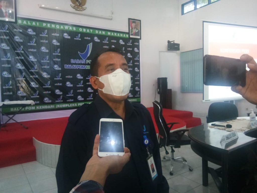 Kepala BPOM Sultra, Yoseph Nahak Klau saat diwawancarai awak media usai konferensi pers. Foto: Istimewa.