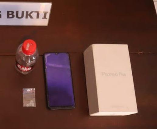 Barang bukti sabu 0,70 gram, alat isap, ponsel dan dus ponsel merek Iphone. Foto: Istimewa. (11/5/2021).