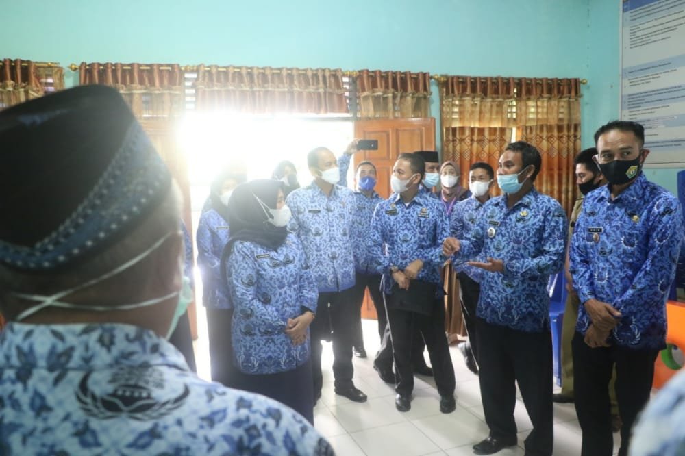 Sekda Kota Kendari lakukan sidak usai libur lebaran. Foto: Istimewa.