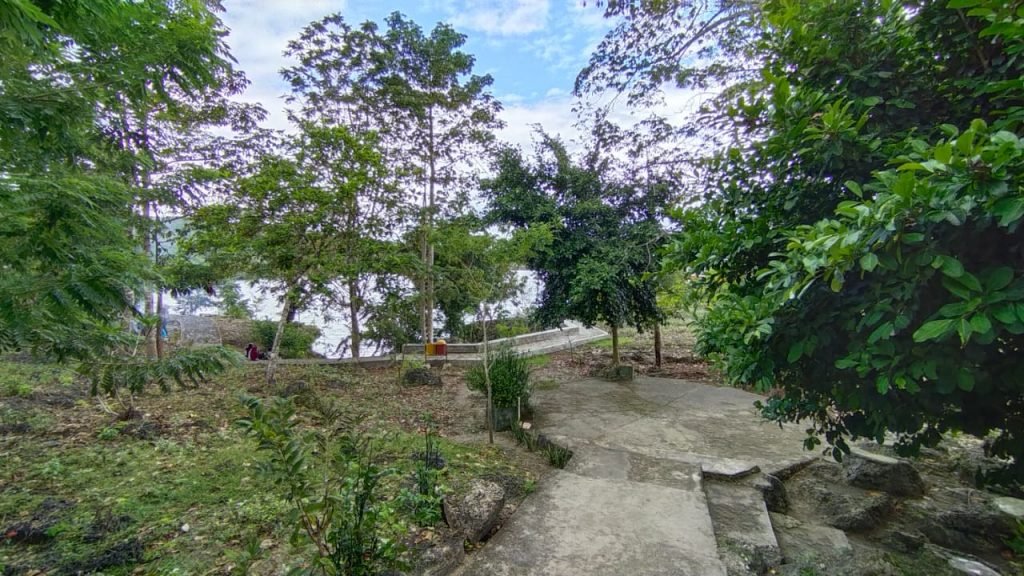 Kawasan Pantai Maobu dari gerbang masuk wisata. Foto: Fito/Kendariinfo (17/5/2021).