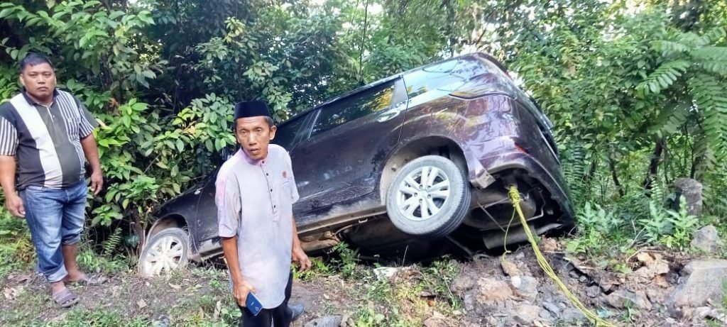 Mobil Suzuki Ertiga yang terperosok masuk ke bibir jurang Jalan Poros Trans-Sulawesi. Foto: Polres Kolut.