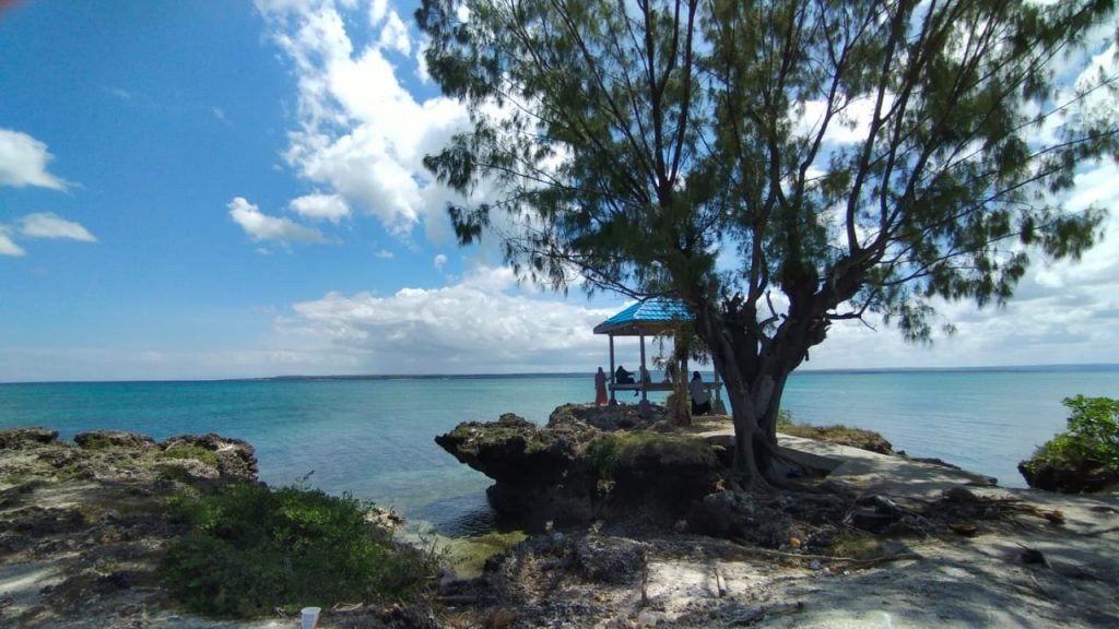 Salah satu spot foto di Pantai Katembe.