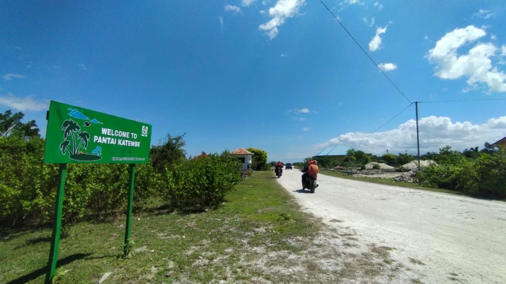 Jalan masuk menuju Pantai Katembe.