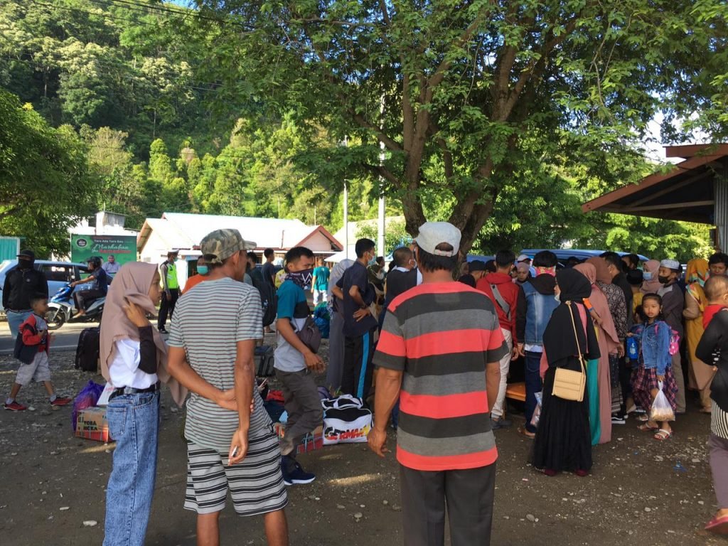 Suasana para pemudik di Pelabuhan Kapal Tobaku, Kolaka Utara.