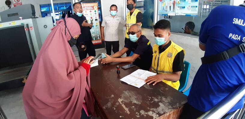 Proses validasi surat keterangan bebas Covid-19. Foto: Yusrin/Kendariinfo. (20/5/2021).