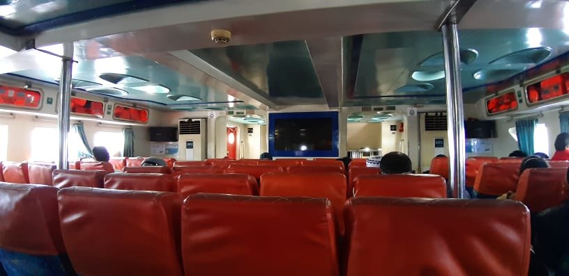 Kondisi dalam kapal, terpantau beberapa kursi kosong. Foto: Yusrin/Kendariinfo. (20/5/2021).