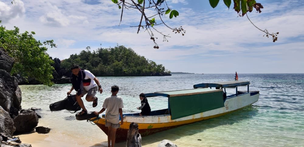 Suasana saat kapal sandar di Pulau Senja.