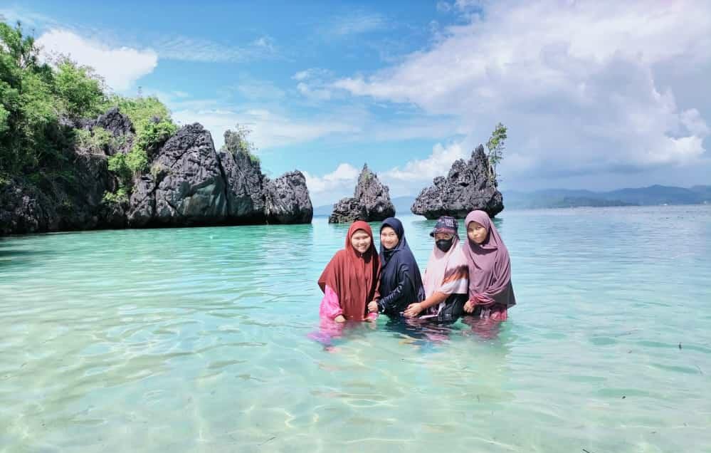 Suasana pengunjung yang berendam di Pantai Pulau Senja.