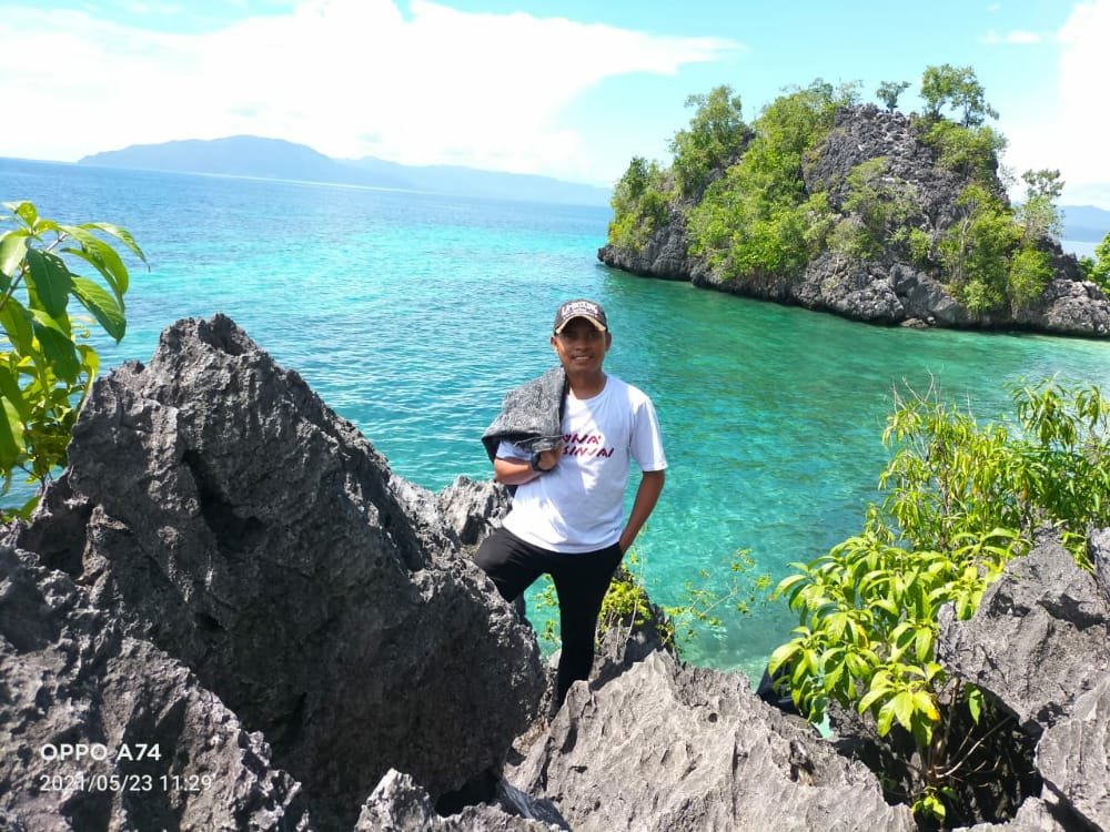 Saat pengunjung berfoto di atas tebing.