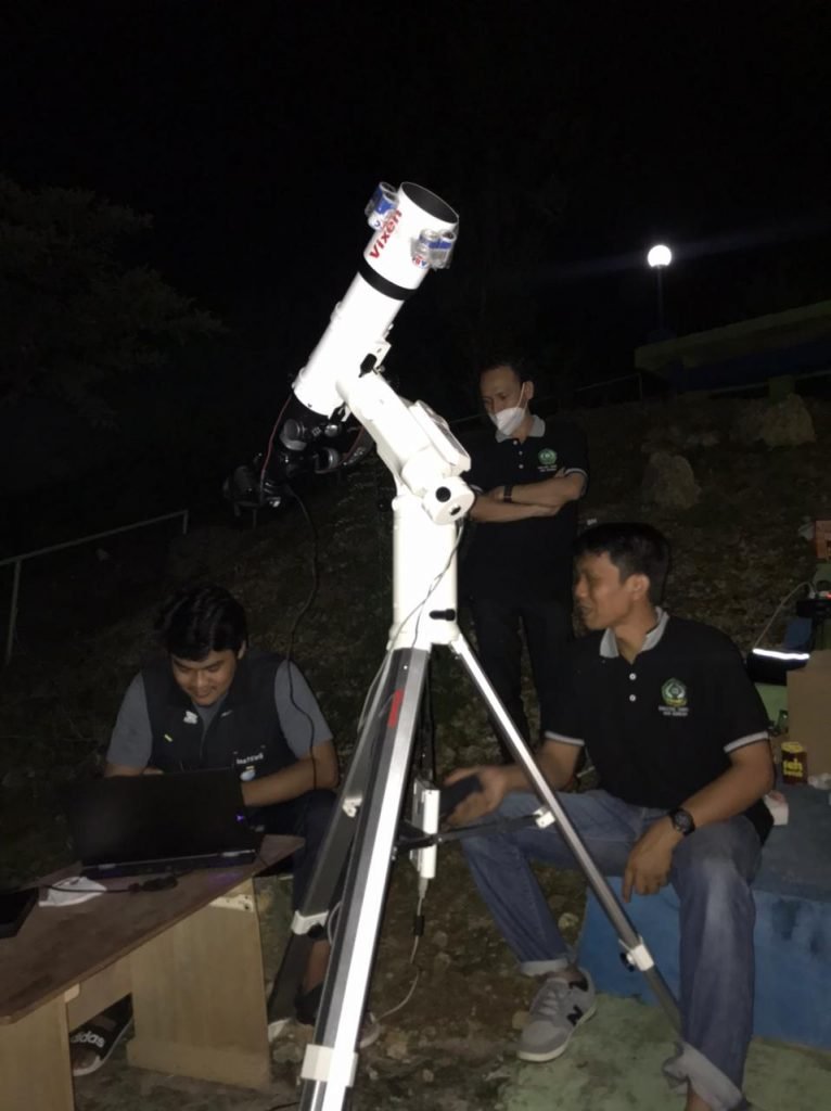 Kelompok teknis BMKG Stasiun Geofisika  Kendari bersama Laboratorium Ilmu Falak, Fakultas Syariah IAIN Kendari saat melakukan pengamatan Gerhana Bulan.