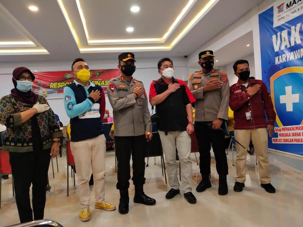 Kapolres Kendari, Didik Erfianto bersama tim vaksinasi karyawan Maxcell Kendari. Foto: Yusrin/Kendariinfo. (27/5/2021).