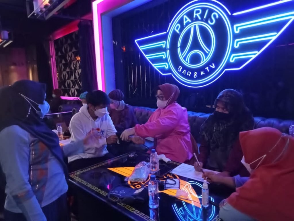 Proses vaksinasi tahap 1 karyawan Paris Bar dan Karaoke yang tergabung dalam Asosiasi Rumah Makan, Karaoke, dan PUB (Arokab). Foto: Yusrin/Kendariinfo. (27/5/2021).