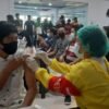 Ribuan Karyawan Perusahaan dan Pedagang Pasar di Kendari Jalani Suntik Vaksin Sinovac
