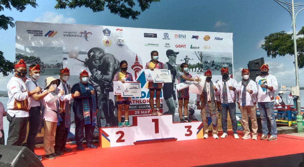 Juara Putri Triathlon Kategori Lokal.