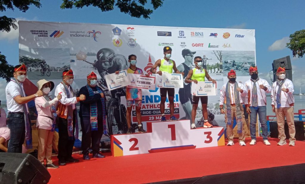Juara Putra Triathlon Kategori Lokal.