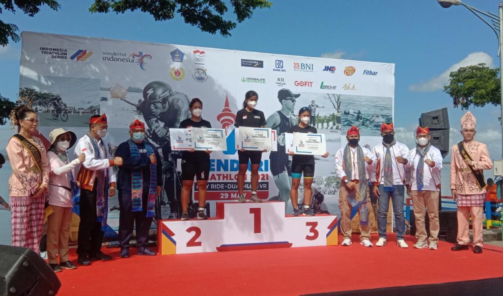 Juara Putri Sprint Distance Kendari Triathlon.