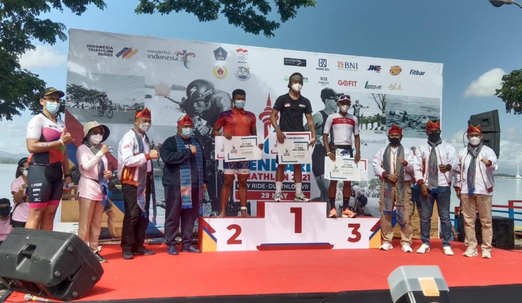 Juara Putra Sprint Distance Kendari Triathlon.