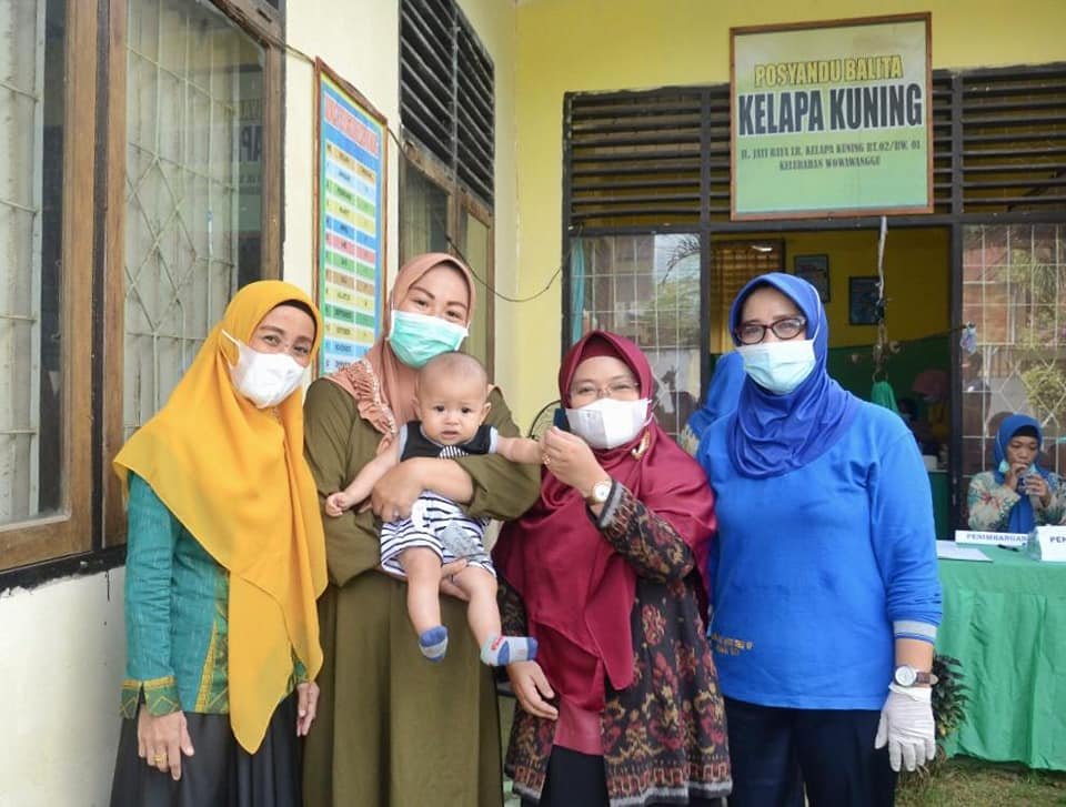 Ketua TP PKK Kota Kendari, Sri Lestari Sulkarnain saat melakukan kunjungan ke posyandu. Foto: Istimewa.