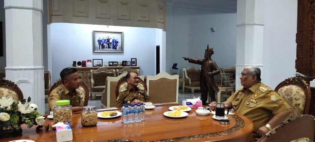 Bupati Konawe Selatan, Surunuddin Dangga bersama Gubernur Sultra, Ali Mazi saat diskusi dalam agenda resmi di rumah jabatan gubernur.
