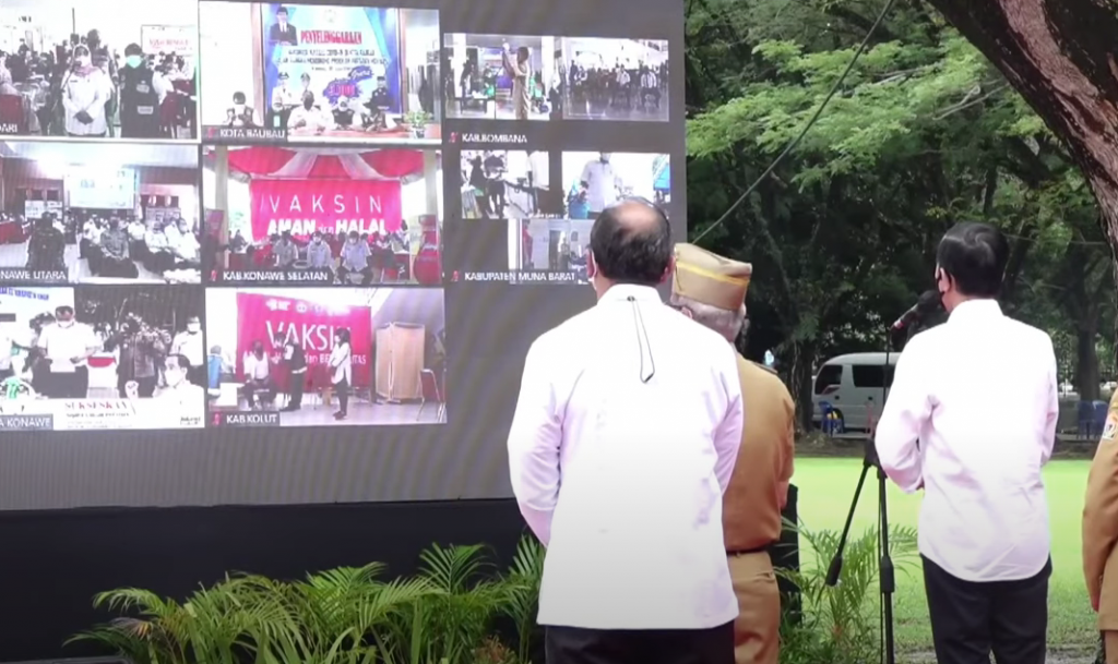 Presiden Jokowi (Kemeja putih sebelah kanan) saat meninjau vaksinasi massal di kabupaten se-Sultra secara virtual. 