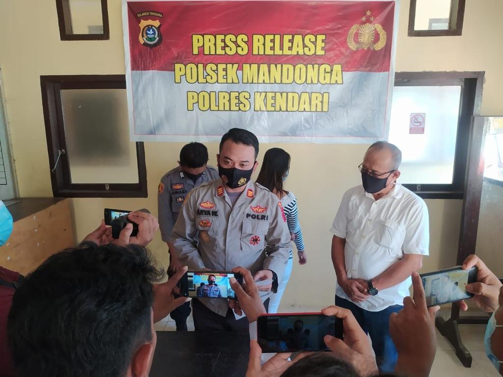 Konferensi pers Polsek Mandonga bersama pelaku DSN. Foto: Istimewa.