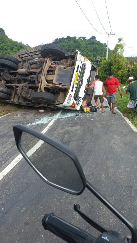 Warga sekitar lokasi kejadian saat mengevakuasi sopir truk yang terguling di Desa Mataiwoi, Kecamatan Ngapa, Kolaka Utara. Foto: Istimewa.