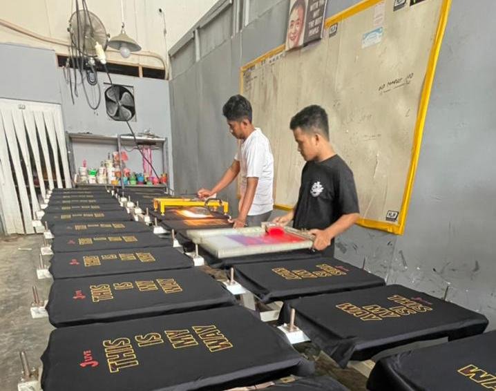 Proses produksi sablon.