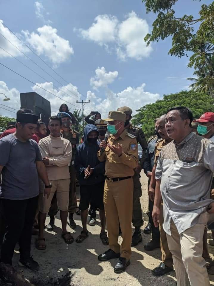 Wabup Konsel Turun Tangan Lerai Aksi Blokade Jalan Wabup Konsel Turun Tangan Lerai Aksi Blokade Jalan