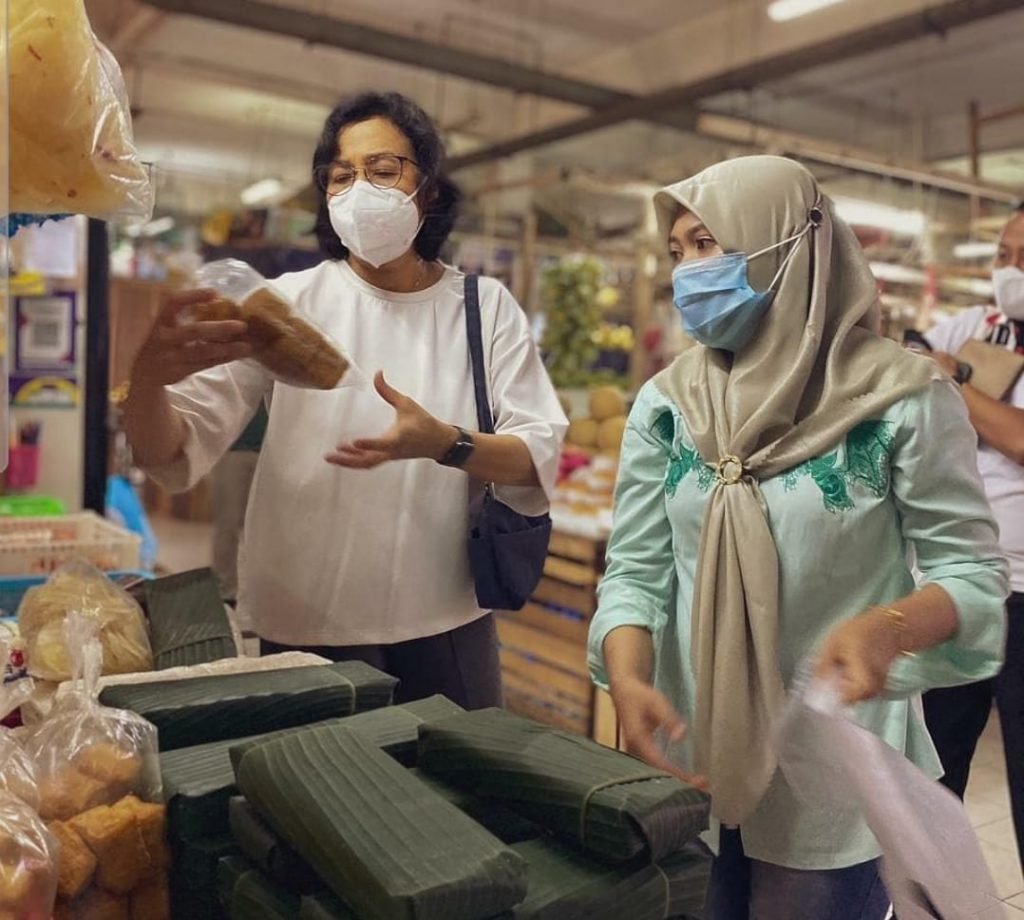 Menteri Keuangan, Sri Mulyani saat berbincang dengan seorang pedagang di Pasar Santa, Kebayoran, Jakarta Selatan.