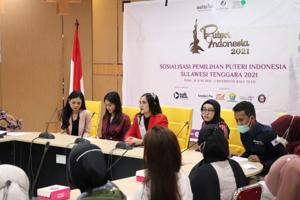 Puteri Indonesia asal Sultra tahun 2020, Riesky Dwi Oktaviana saat berbicara di depan peserta sosialisasi. Foto: Kendariinfo/Hasbir. (16/6/2021).