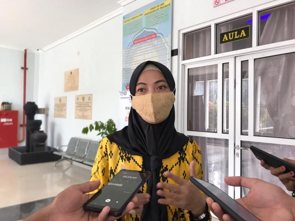 Ketua panitia pelatihan pengembangan soft skills mahasiswa UHO, Yusna Indarsyih.